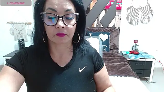 lindaesmeralda online show from February 5, 8:25 pm