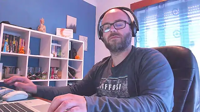 ravingr4d4 online show from March 18, 3:21 pm