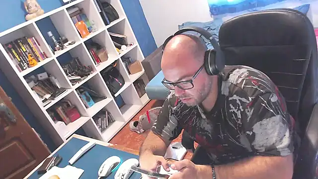 ravingr4d4 online show from September 11, 9:20 am