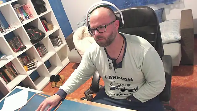 ravingr4d4 online show from March 11, 12:05 am