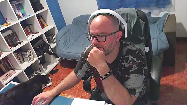 ravingr4d4 online show from April 28, 9:20 pm