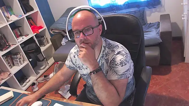 ravingr4d4 online show from May 25, 9:37 am