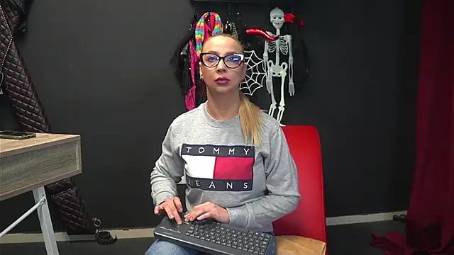 Snapshot of CelineConner chatting on October 27, 5:11 am CelineConner online show from October 27, 5:11 am