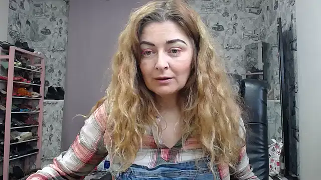 Snapshot of Helen1974 chatting on January 31, 5:10 pm Helen1974 online show from January 31, 5:10 pm