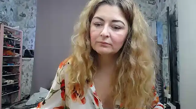 Snapshot of Helen1974 chatting on February 17, 10:07 am Helen1974 online show from February 17, 10:07 am