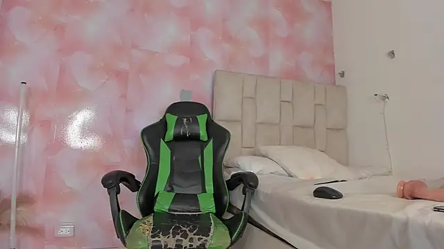 Snapshot of emily_lean_ chatting on October 1, 2:06 am emily lean online show from October 1, 2:06 am