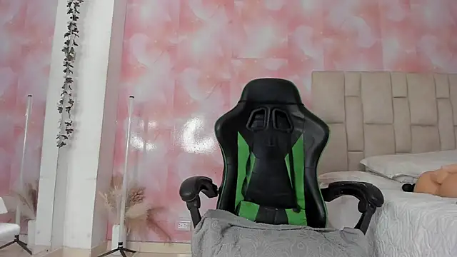 Snapshot of emily_lean_ chatting on November 14, 12:53 am emily lean online show from November 14, 12:53 am