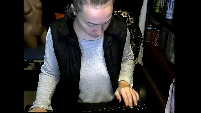 wLESLYMOSw online show from December 2, 9:03 am