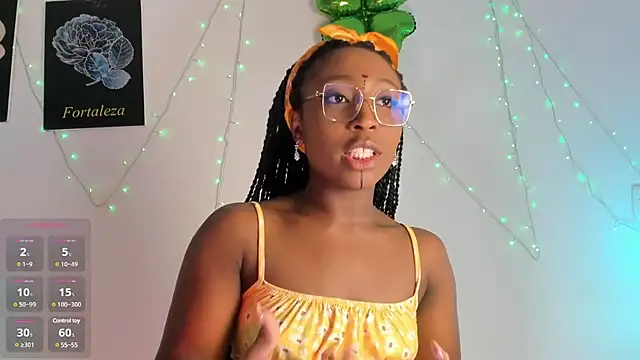 Snapshot of EmmaSanzz_ chatting on March 11, 11:44 am EmmaSanzz online show from March 11, 11:44 am