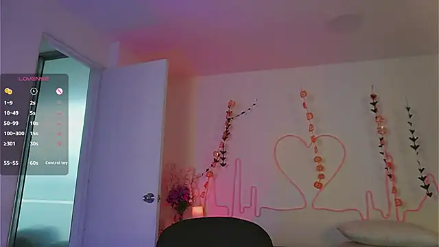 Snapshot of EmmaSanzz_ chatting on October 11, 11:42 am EmmaSanzz online show from October 11, 11:42 am
