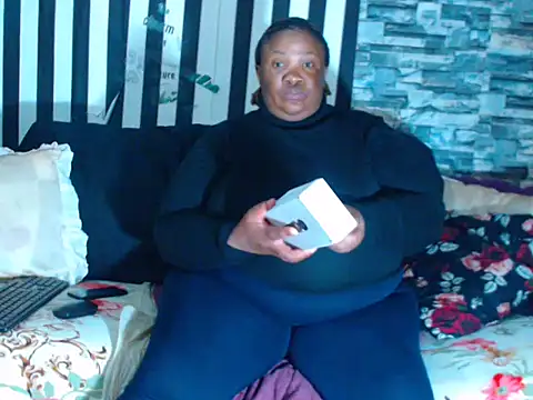 Snapshot of BigHotMatureXx chatting on December 13, 8:25 pm BigHotMatureXx online show from December 13, 8:25 pm