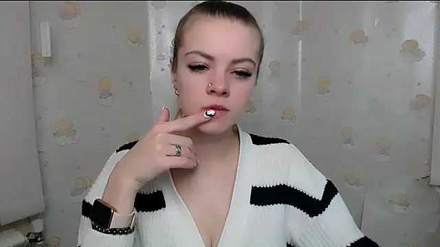 Snapshot of AliceFlirtt_ chatting on December 23, 8:11 am AliceFlirtt online show from December 23, 8:11 am