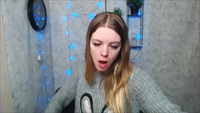 Snapshot of AliceFlirtt_ chatting on December 27, 10:34 am AliceFlirtt online show from December 27, 10:34 am