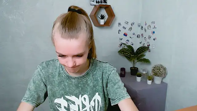 Snapshot of AliceFlirtt_ chatting on September 18, 8:27 am AliceFlirtt online show from September 18, 8:27 am