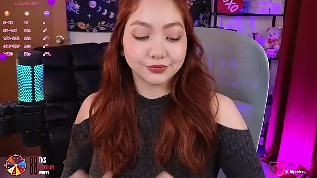 Snapshot of LilyVelvett chatting on February 22, 3:45 am LilyVelvett online show from February 22, 3:45 am