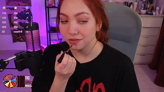 Snapshot of LilyVelvett chatting on October 22, 3:51 am LilyVelvett online show from October 22, 3:51 am