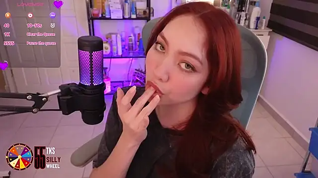 Snapshot of LilyVelvett chatting on February 6, 4:17 am LilyVelvett online show from February 6, 4:17 am