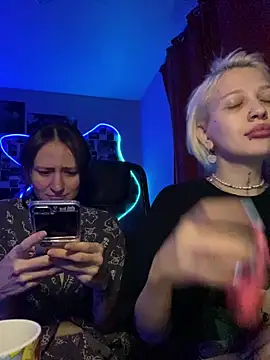 Snapshot of Dooubletroublee chatting on December 16, 1:21 am Dooubletroublee online show from December 16, 1:21 am