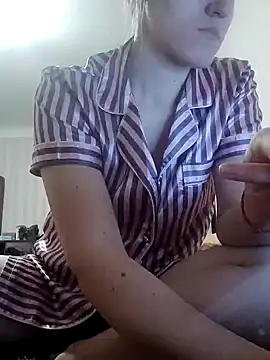 Snapshot of emeli_moon chatting on December 1, 7:14 pm emeli moon online show from December 1, 7:14 pm