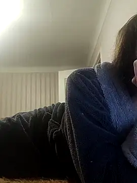 Snapshot of emeli_moon chatting on February 17, 1:36 am emeli moon online show from February 17, 1:36 am