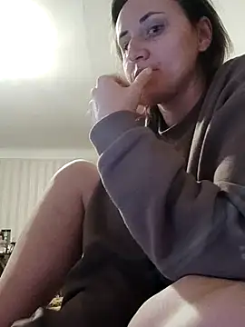 Snapshot of emeli_moon chatting on November 2, 12:02 am emeli moon online show from November 2, 12:02 am