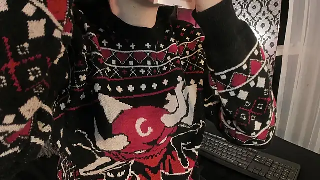 Snapshot of Adeelinee chatting on December 18, 8:04 pm Adeelinee online show from December 18, 8:04 pm