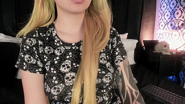 Snapshot of Adeelinee chatting on January 17, 7:50 pm Adeelinee online show from January 17, 7:50 pm