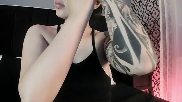 Snapshot of Adeelinee chatting on February 21, 8:10 pm Adeelinee online show from February 21, 8:10 pm