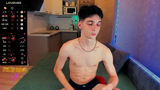 Snapshot of Aaron_Boom chatting on October 31, 12:44 am Aaron Boom online show from October 31, 12:44 am