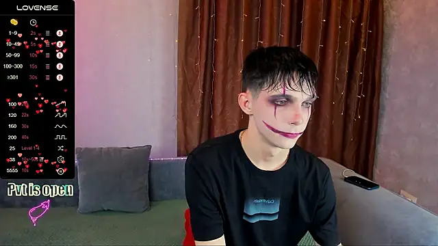 Snapshot of Aaron_Boom chatting on October 31, 10:22 pm Aaron Boom online show from October 31, 10:22 pm