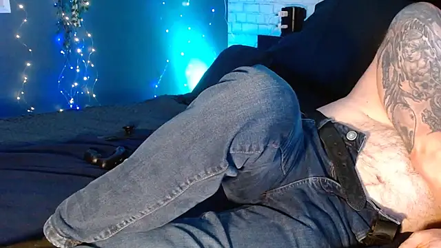 Snapshot of Krys_and_Steve chatting on December 4, 11:02 pm Krys and Steve online show from December 4, 11:02 pm