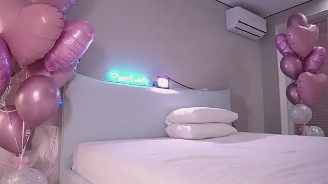 Snapshot of NinaMint chatting on December 14, 6:23 pm NinaMint online show from December 14, 6:23 pm