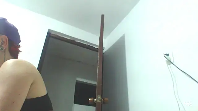 Snapshot of tomboyblue chatting on January 14, 2:08 am tomboyblue online show from January 14, 2:08 am