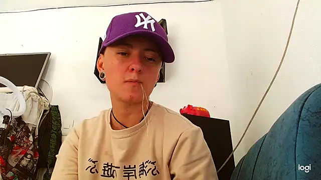 Snapshot of tomboyblue chatting on January 22, 8:17 pm tomboyblue online show from January 22, 8:17 pm