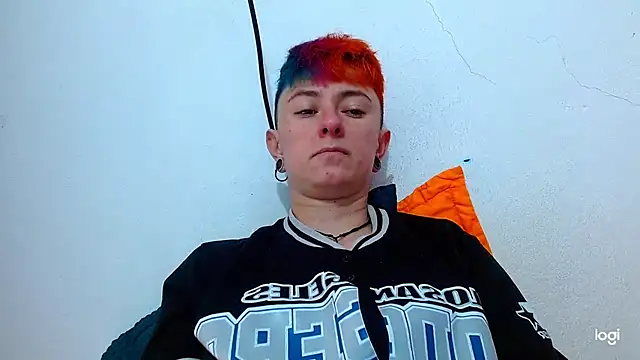 Snapshot of tomboyblue chatting on February 4, 6:27 pm tomboyblue online show from February 4, 6:27 pm