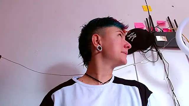 Snapshot of tomboyblue chatting on February 6, 4:58 pm tomboyblue online show from February 6, 4:58 pm