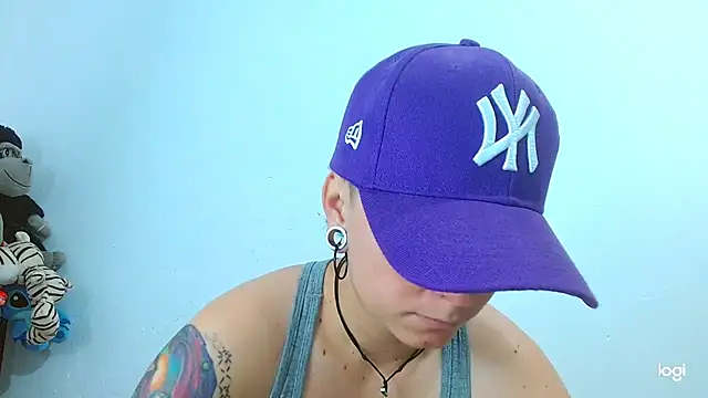 Snapshot of tomboyblue chatting on February 20, 1:08 pm tomboyblue online show from February 20, 1:08 pm