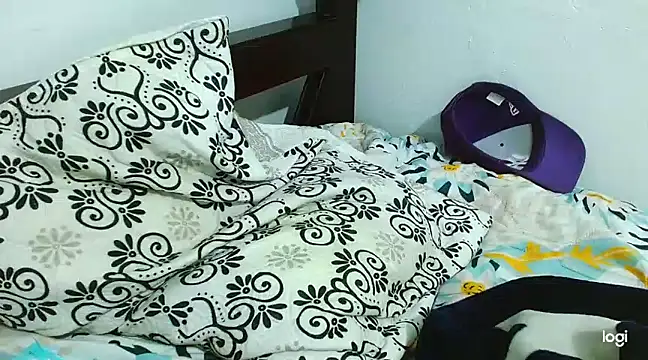 Snapshot of tomboyblue chatting on March 13, 12:48 am tomboyblue online show from March 13, 12:48 am