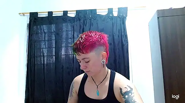 Snapshot of tomboyblue chatting on March 13, 9:05 pm tomboyblue online show from March 13, 9:05 pm