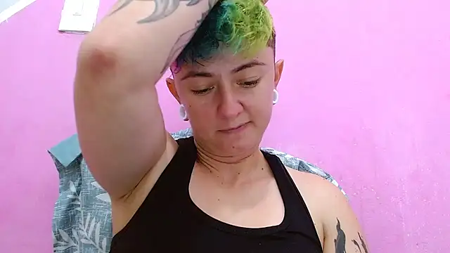 Snapshot of tomboyblue chatting on October 6, 10:51 pm tomboyblue online show from October 6, 10:51 pm