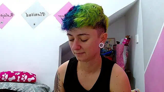 Snapshot of tomboyblue chatting on October 9, 4:38 pm tomboyblue online show from October 9, 4:38 pm