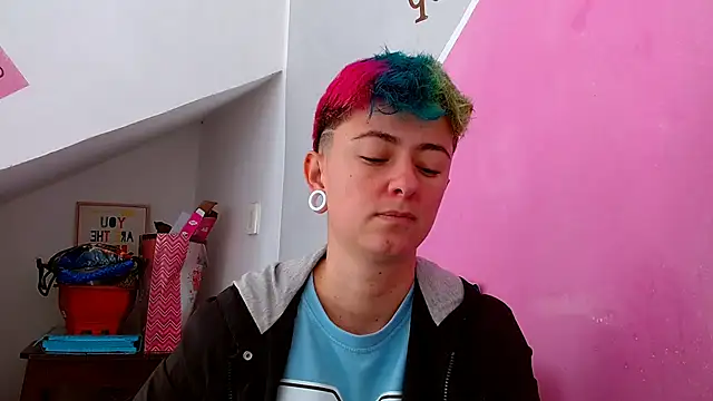 Snapshot of tomboyblue chatting on October 18, 1:34 pm tomboyblue online show from October 18, 1:34 pm