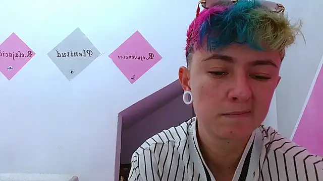 Snapshot of tomboyblue chatting on October 19, 5:02 pm tomboyblue online show from October 19, 5:02 pm