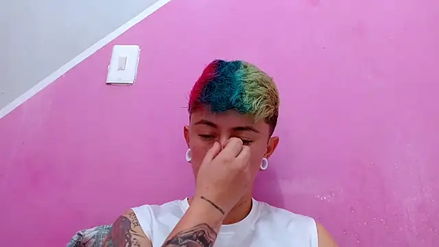 Snapshot of tomboyblue chatting on October 21, 6:19 pm tomboyblue online show from October 21, 6:19 pm