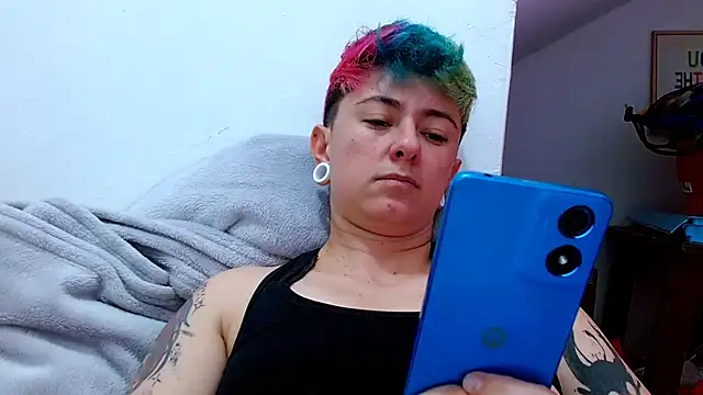 Snapshot of tomboyblue chatting on October 23, 10:19 pm tomboyblue online show from October 23, 10:19 pm