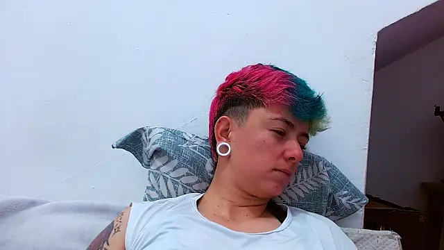 Snapshot of tomboyblue chatting on October 24, 4:36 pm tomboyblue online show from October 24, 4:36 pm