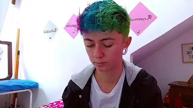 Snapshot of tomboyblue chatting on October 28, 1:58 pm tomboyblue online show from October 28, 1:58 pm