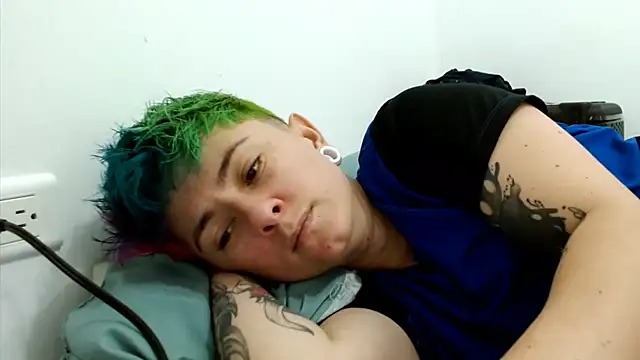 Snapshot of tomboyblue chatting on October 31, 5:47 pm tomboyblue online show from October 31, 5:47 pm