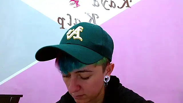 Snapshot of tomboyblue chatting on November 14, 10:29 pm tomboyblue online show from November 14, 10:29 pm