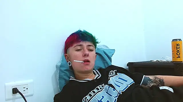 Snapshot of tomboyblue chatting on November 16, 12:44 pm tomboyblue online show from November 16, 12:44 pm